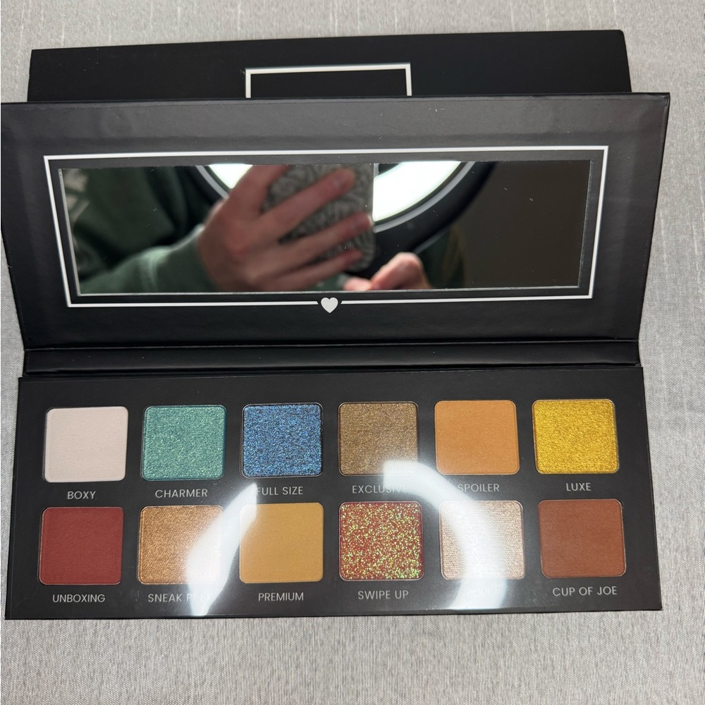 White and Blue Eyeshadow Palette with Matte and Shimmer Finishes